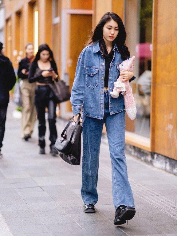 上海街拍:既有长裤拖地,又有下身失踪,两种造型都时髦