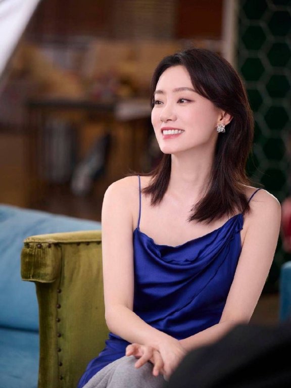张小斐穿蓝紫色吊带裙大秀香肩!高开叉下露出美腿太性感