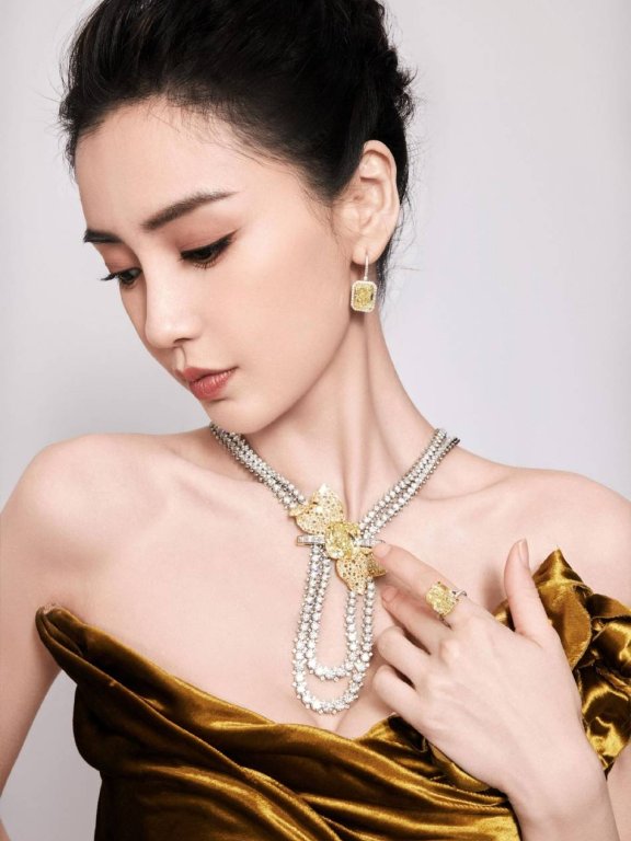 杨颖穿鎏金抹胸长裙露出事业线!曼妙身材性感撩人