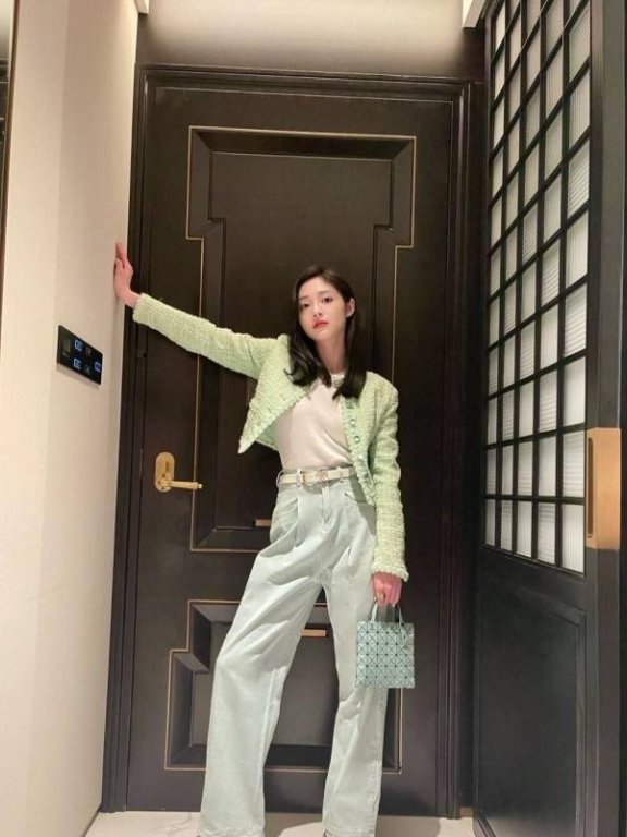 周洁琼衬衫配牛仔裤,少女风穿搭太惊艳