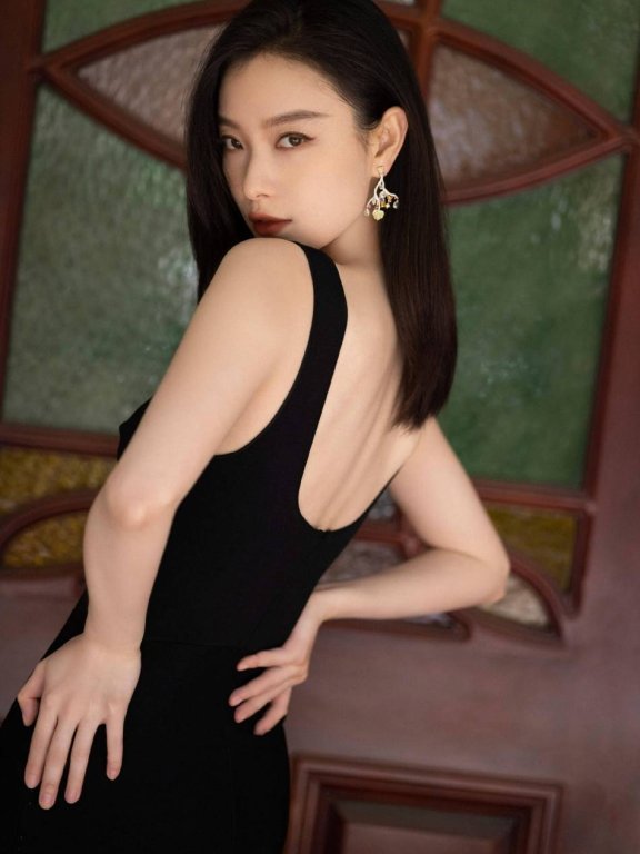倪妮黑色鱼尾长裙大秀事业线!雪肤玉貌魔鬼身材性感火辣