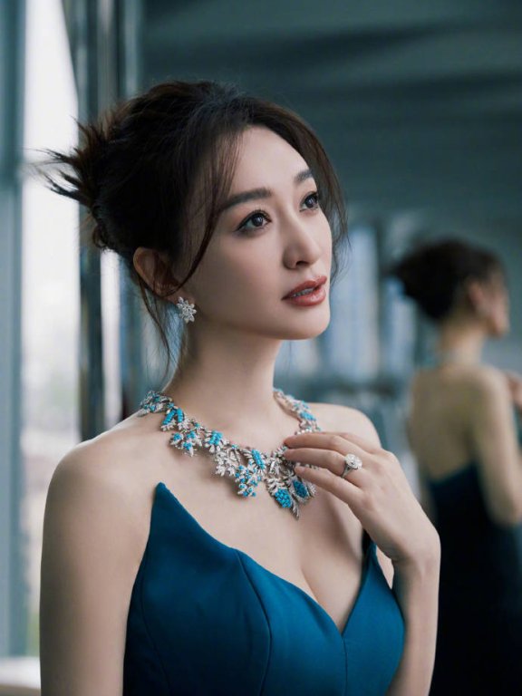 李小冉穿蓝色深V长裙大秀事业线!魔鬼身材性感火辣
