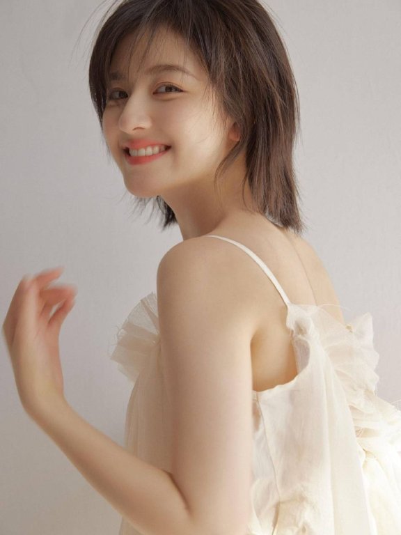 李兰迪穿纯白吊带长裙皮肤白净!氧气美女美得犹如天仙