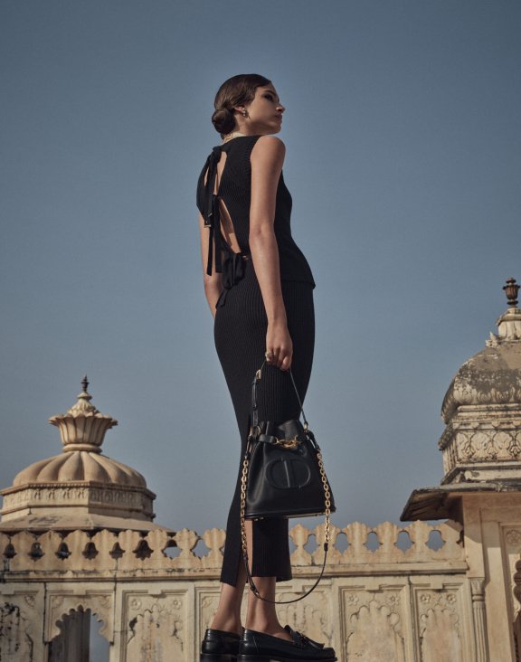 Dior 又带来一款新美包!全新C’est Dior 水桶包,兼具颜值与实用性