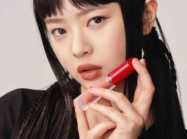 18岁美女取代舒淇!NewJeans Hanni曝光最爱亚曼尼色号