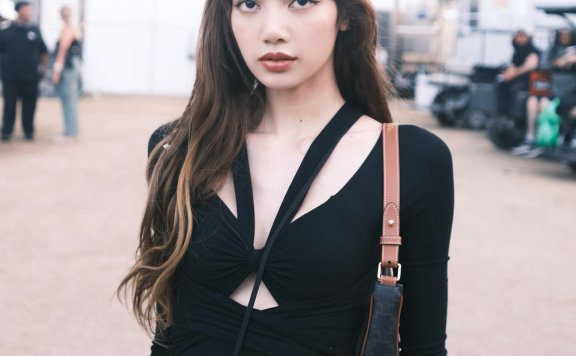 局部缕空再搭配绑带，今年夏天破洞装才够辣