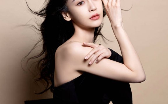 杨颖穿露斜肩黑裙拍时尚照片,笑容妩媚美得令人心动