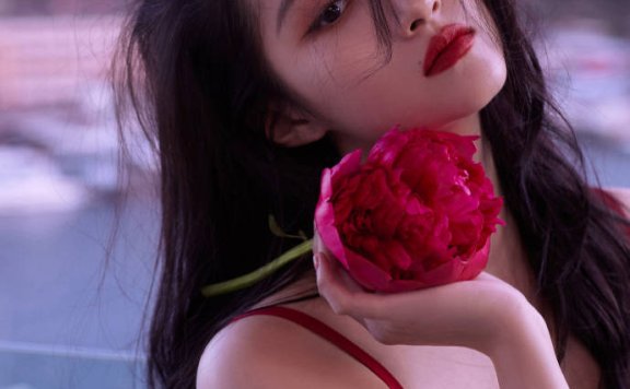 关晓彤穿吊带红裙身材曼妙!五官精致大长腿性感迷人