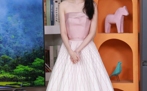 周也穿粉色抹胸裙大秀香肩!青春玉女美爆了