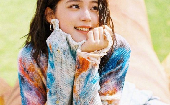 欧阳娜娜穿小吊带搭针织开衫大秀香肩！青春无敌美爆了