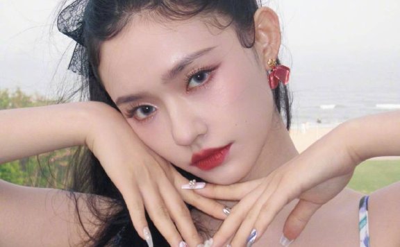 林允穿鸢尾印花吊带裙超妩媚!雪肤玉貌性感魅力猛增