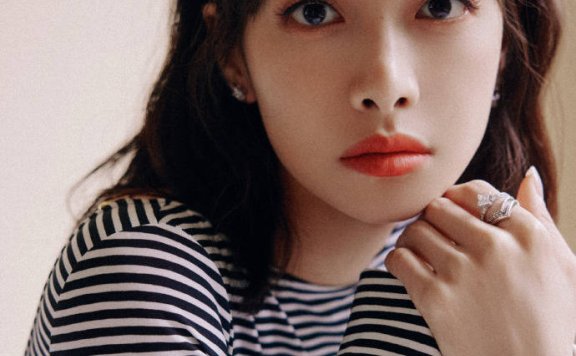 宋茜穿条纹连衣裙大秀美背！妩媚多姿出尘脱俗气质满满