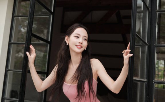 张嘉倪穿粉色长裙尽显青春活力!曼妙身材气质迷人