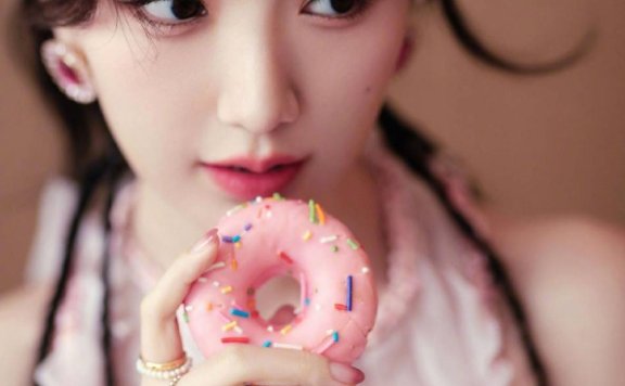 毛晓彤穿粉色背心牛仔裤甜辣十足！手拿彩虹色马卡龙笑容甜美