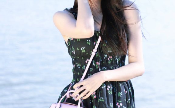 王楚然夏日写真笑容甜美!身材曼妙美得令人窒息