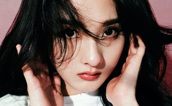 宋祖儿野性猫眼妆造型率性大胆!曼妙身材太美了