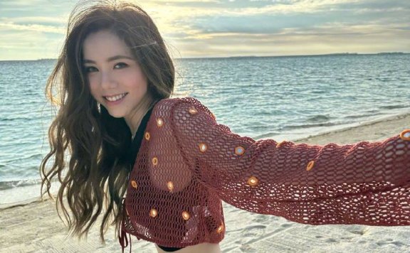 邓紫棋穿短款上衣秀迷人小蛮腰!不穿比基尼也很性感