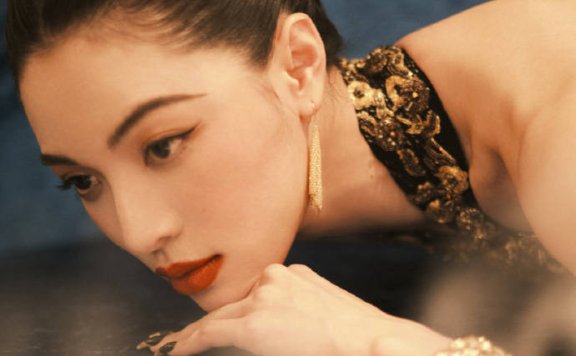 钟楚曦穿黑金旗袍亮相戛纳！身姿曼妙太有女人味