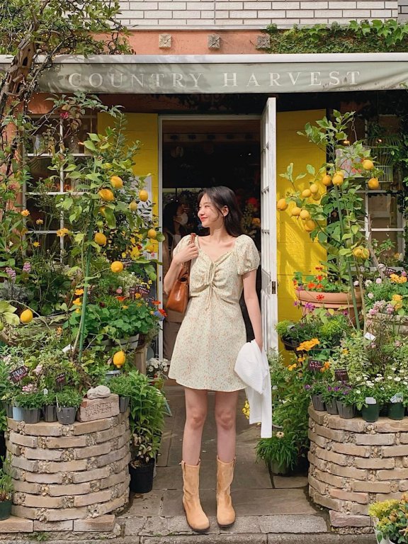 春暖花开的季节想旅游却又懒得想穿搭,来件迷你短洋装穿就行