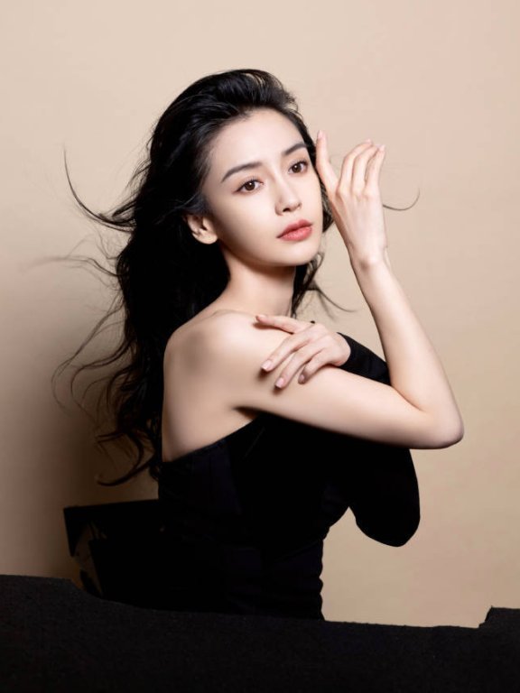 杨颖穿露斜肩黑裙拍时尚照片,笑容妩媚美得令人心动