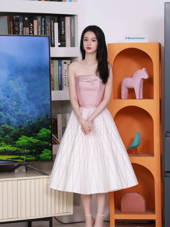 周也穿粉色抹胸裙大秀香肩!青春玉女美爆了