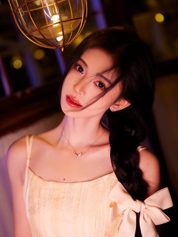 鞠婧祎穿蝴蝶结公主裙超甜美,风情万种美的令人心动!