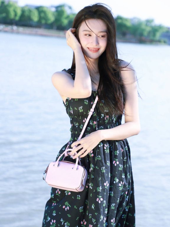 王楚然夏日写真笑容甜美!身材曼妙美得令人窒息