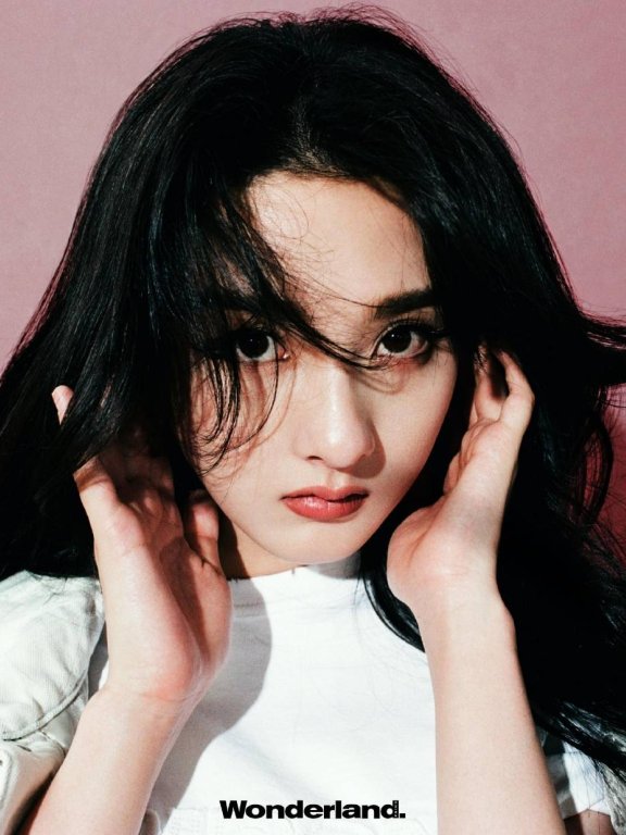 宋祖儿野性猫眼妆造型率性大胆!曼妙身材太美了