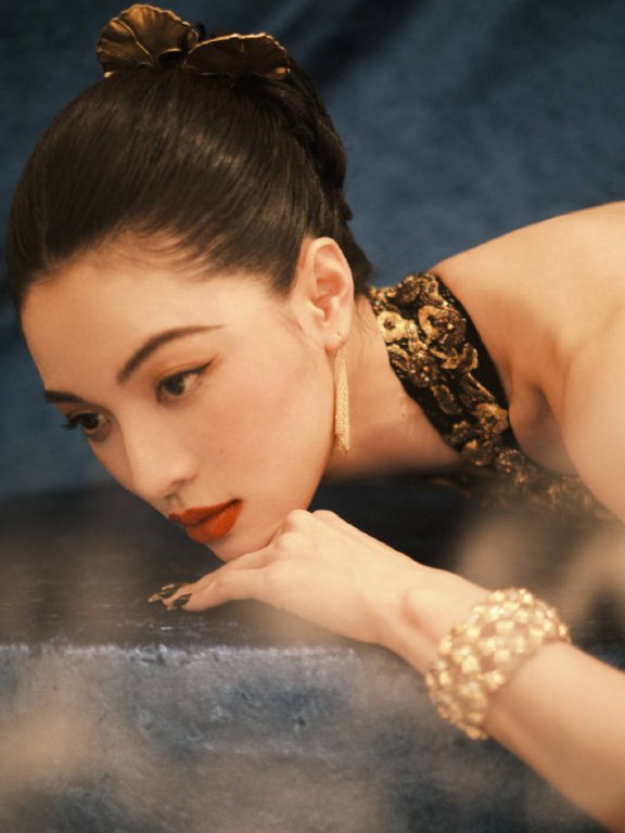 钟楚曦穿黑金旗袍亮相戛纳!身姿曼妙太有女人味
