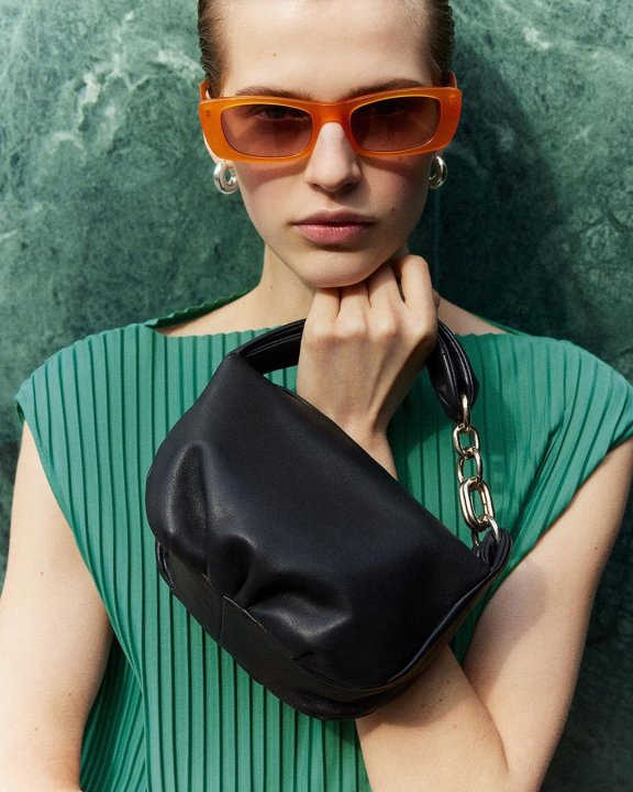 时尚人士必备:5款COS手袋,帮你在日常穿搭中增添简约高级感