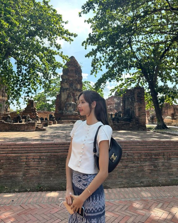 Lisa近期私服出镜率最高!CELINE为新款Ava Triomphe肩背包缀上凯旋门LOGO