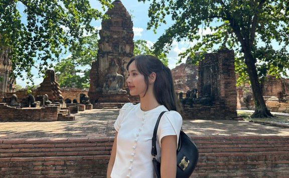 Lisa近期私服出镜率最高!CELINE为新款Ava Triomphe肩背包缀上凯旋门LOGO