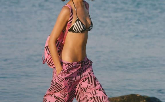 和夏季艳阳一起如约而至，CHANEL Coco Beach 2023时髦泳装系列