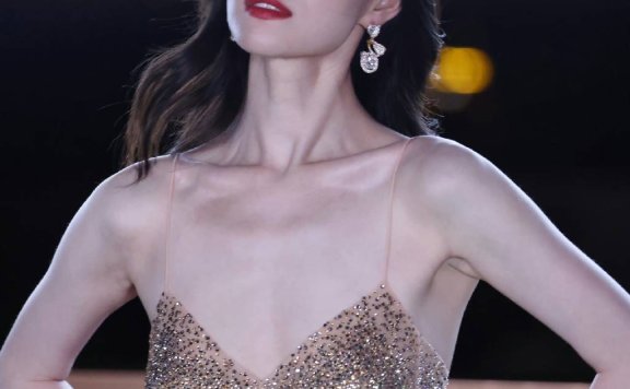 倪妮穿金色亮片吊带裙大秀事业线!魔鬼身材性感火辣