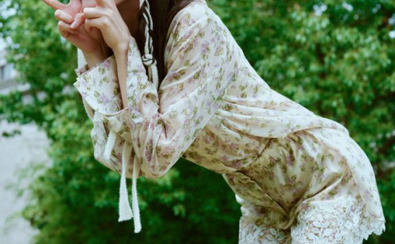 迪丽热巴穿碎花套装清丽脱俗!曼妙身材大长腿美若天仙