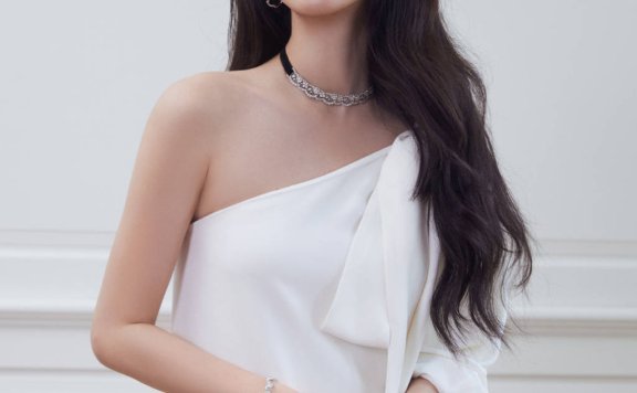 杨采钰穿白色露肩长裙超靓丽!笑出酒窝尽显优雅甜蜜