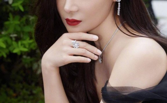 袁姗姗穿深V黑裙大秀事业线！肤白貌美温婉靓丽性感撩人