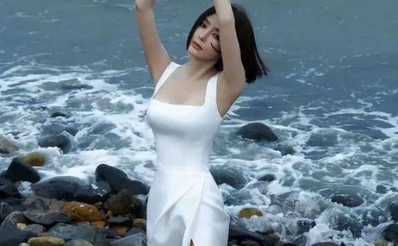 秦岚身材引热议“天选之臀”夺人眼球，前凸后翘简直无敌