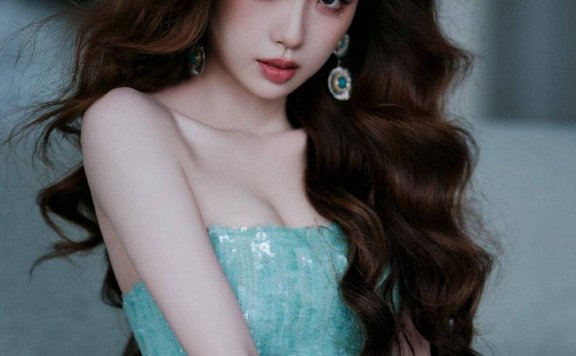 虞书欣穿绿色亮片抹胸长裙!大秀性感身材太撩人