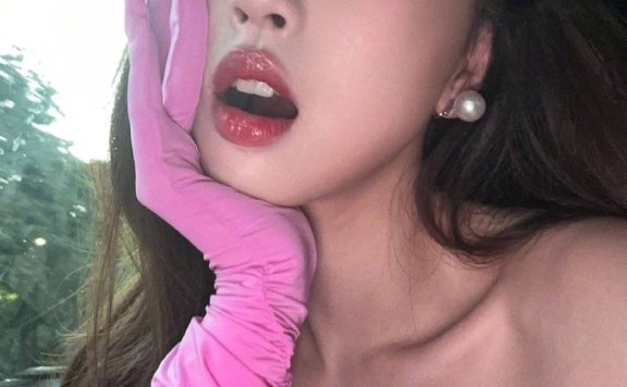 虞书欣穿粉蓝衣裤露出事业线!性感妖娆太妩媚