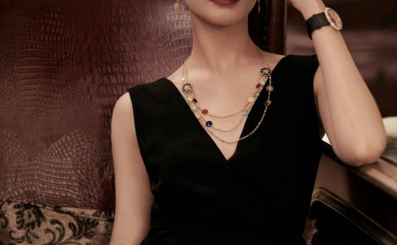 江疏影穿露背黑裙秀曼妙身材!乌黑长发大长腿性感迷人