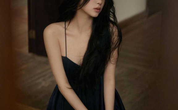 欧阳娜娜穿黑色吊带裙大秀事业线！又纯又欲性感迷人