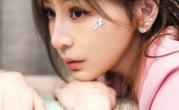 甜心教主王心凌粉色写真性感撩人!粉色上衣减龄又好看