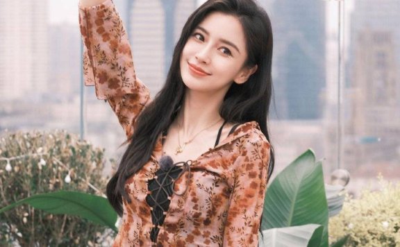 杨颖穿棕衣牛仔裤露小蛮腰!面容精致美得令人窒息