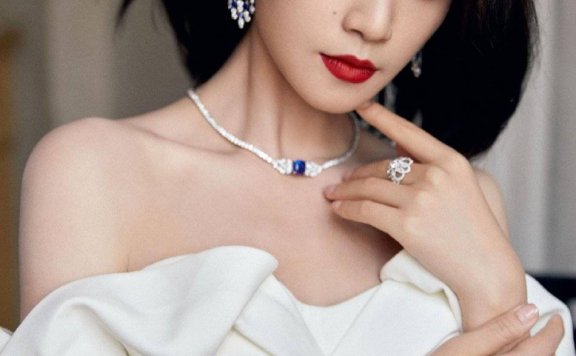 蓝盈莹穿白色露腰长裙！白嫩肌肤烈焰红唇妩媚动人