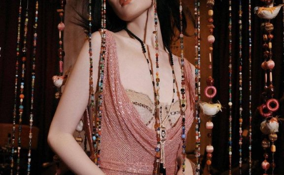 倪妮穿粉色亮片礼服图片释出,大秀事业线气质太完美