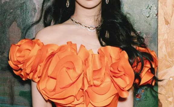 杨紫穿橙色长裙明艳靓丽！五官精致美得令人窒息