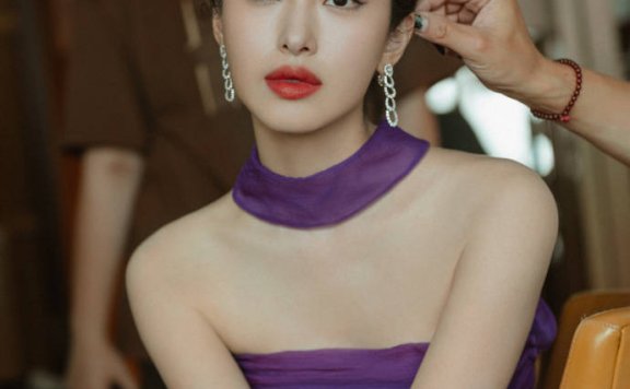 杨采钰穿紫色抹胸长裙!曼妙身材美艳动人
