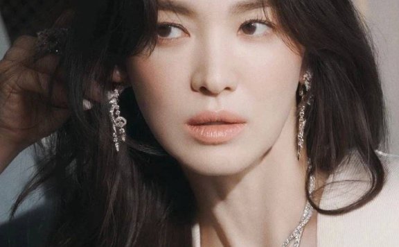 宋慧乔登《BAZAAR》时尚杂志变冷艳暗黑系女神！精致妆容美得令人窒息