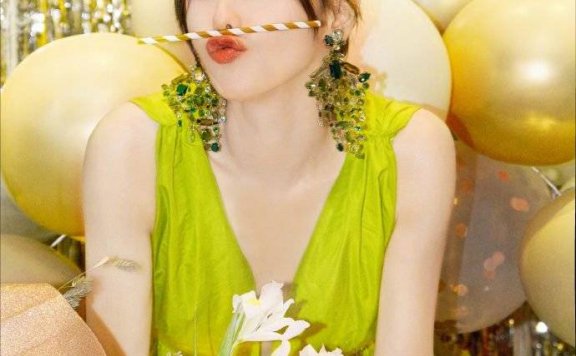 张嘉倪穿绿色深V长裙超靓丽!身材曼妙美呆了